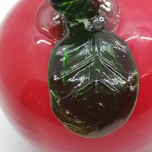 Art glass apple paperweight - Picture 8 of 13